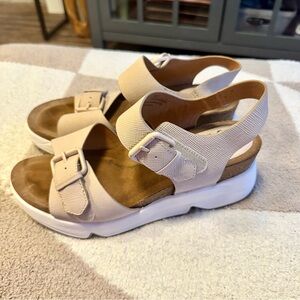 Sofft Women's Sandals in Cream and Tan